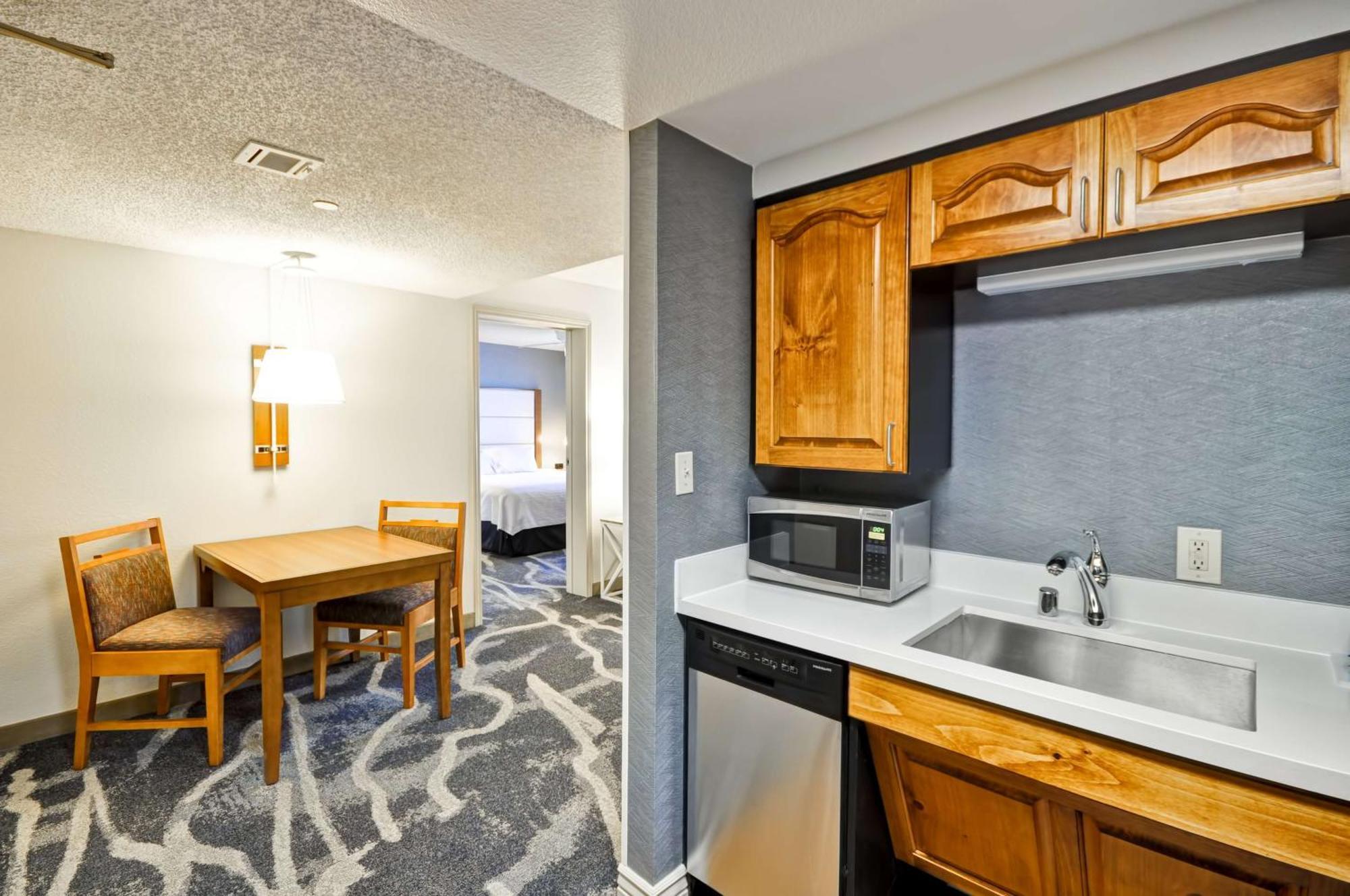 Two-Bedroom Suite One King Two Double Beds Non-Smoking,1552294975:JPEG